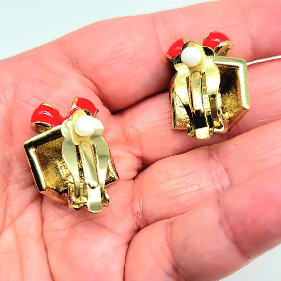 Heidi Daus Gift Shaped Pin and Clip On Earrings Set w/ Swarovski Crystal + Pearl - Picture 8 of 11